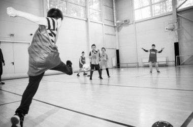 Futbolo mokykla atskirtį patiriantiems vaikams ir jaunimui, Socialinis darbas su jaunimu gatvėje